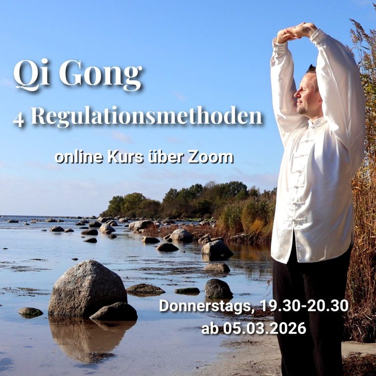 Mann in traditioneller Kleidung, der Qi Gong praktiziert, Hintergrund aus Natur und Architektur.
