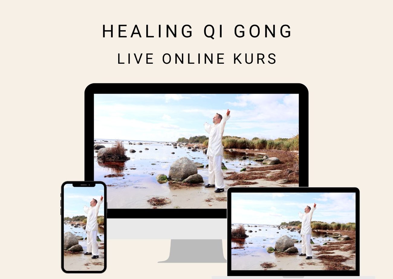 Person praktiziert Qi Gong am Strand, während verschiedene Geräte den Kurs anzeigen.