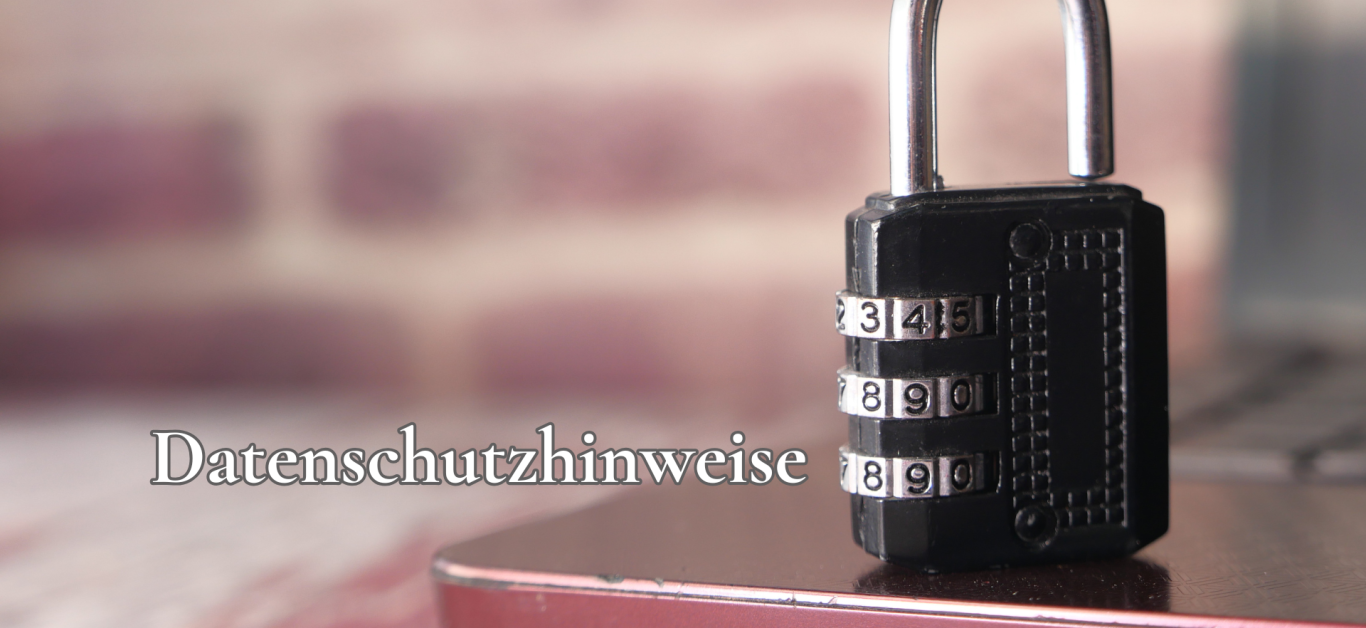Schwarzes Zahlenschloss auf einem Holztisch, im Hintergrund eine unscharfe Mauer.