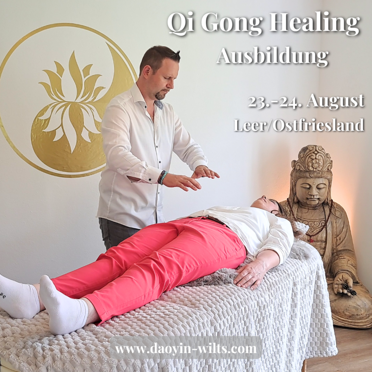 Ein Qigong-Heilungsworkshop, ein Lehrer und Teilnehmer in einer ruhigen Umgebung.