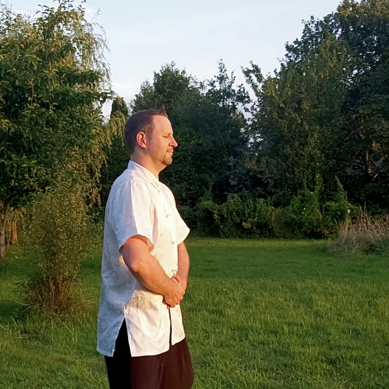Eine Gruppe von Personen macht gemeinsam Fitnessübungen in einem hellen Raum.