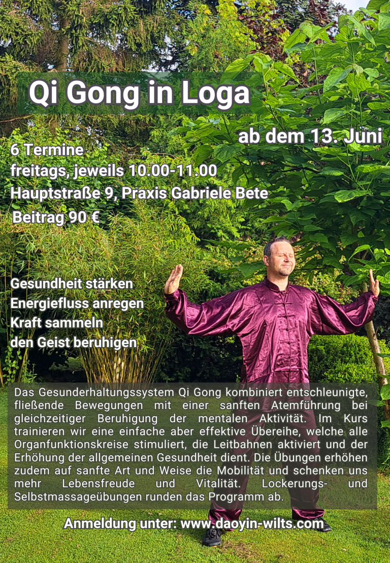 Qi Gong Kursankündigung im Freien, mit einer Person in traditioneller Kleidung.