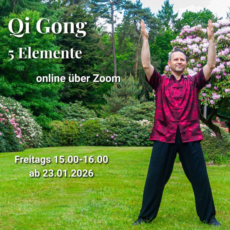 Mann in traditioneller Kleidung, der Qi Gong praktiziert, Hintergrund aus Natur und Architektur.