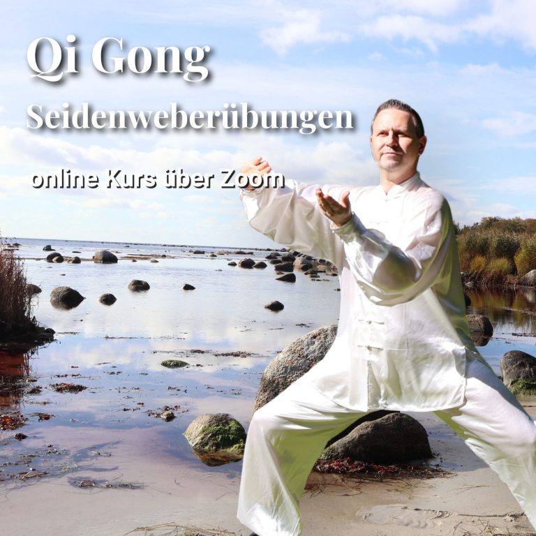 Mann in traditioneller Kleidung, der Qi Gong praktiziert, Hintergrund aus Natur und Architektur.