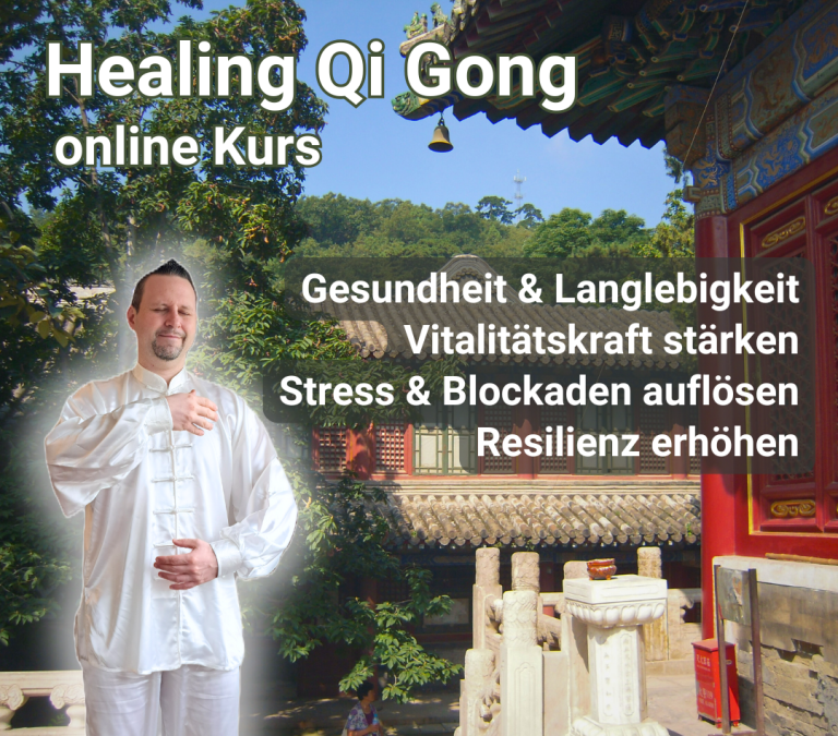 Mann in traditioneller Kleidung, der Qi Gong praktiziert, Hintergrund aus Natur und Architektur.