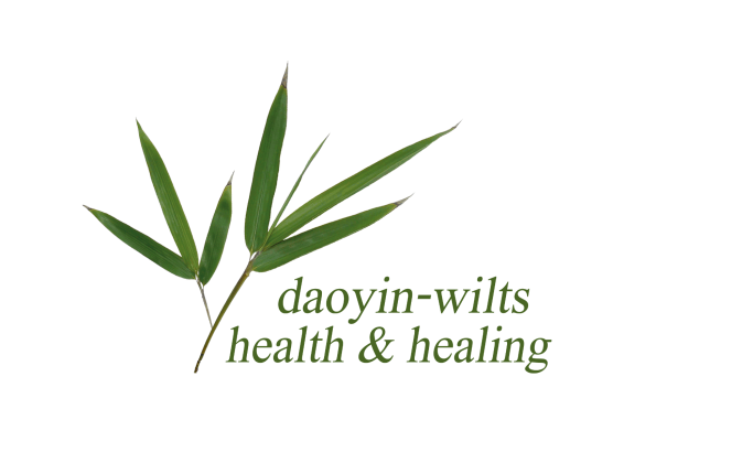 Grünes Bambusblatt-Logo mit der Schrift "daoyin-wilts health & healing".
